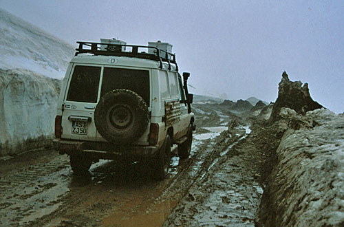 Schnee auf 3252 m (Khaburabot-Pass)