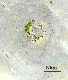 NASA-Landsat-Photo: Oasis-Impakt-Krater