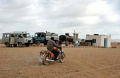 Tankstelle in der Südgobi, Mongolei