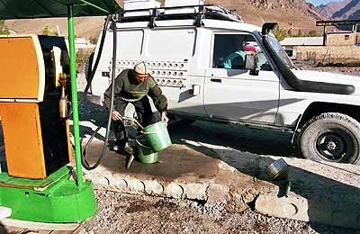 Diesel-Tankstelle in Daroot-Korgon (Alau Tal)