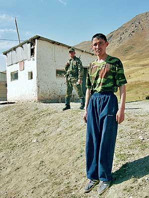 tadjikischer Grenzsoldat in Karamik