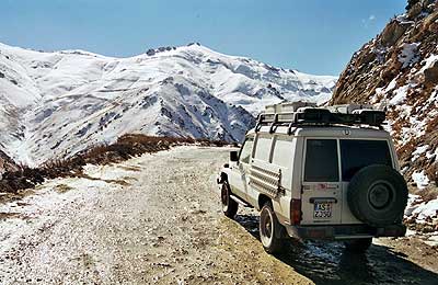 ganz links der verschneite Anzob-Pass (3373m)