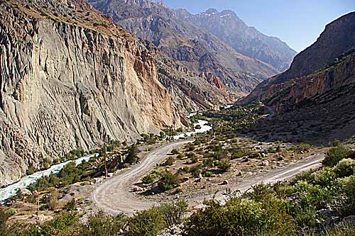 Strasse in den Fan Mountains